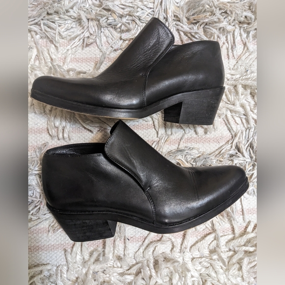 Intentionally blank black leather ankle boots sz 7  But Fits Smaller - Picture 7 of 9